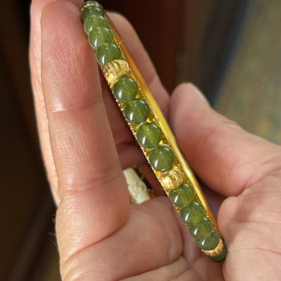 Spinach green jade gold tone bangle bracelet - Picture 4 of 6
